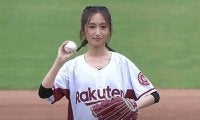 【始球式名場面】台湾スター女優の美しさ輝く！　アリス・クーさんの笑顔弾ける1球
