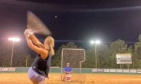 タンクトップ女子高生が驚愕の場外弾を連発！　MLB公式など米メディア大注目「完全無欠」