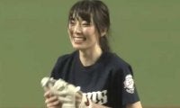 【始球式名場面】高々と足を掲げる大胆フォーム　元AKB松井咲子さんの一球