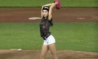 【始球式名場面番外編】韓国NO1チアが台湾チアに“お手本”披露　魅惑のノーバウンド投球