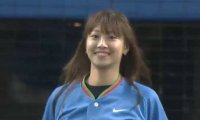 【始球式名場面】“西武お姉さん”のアクロバティック投球　大胆フォームからまさかの一投