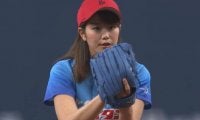 【始球式名場面】美女が93キロ大暴投も“パ制覇”　稲村亜美さん節目の剛速球