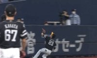 「初めて見た」「さすがに速すぎ」　鷹周東、高速スライディング捕球にファン驚愕