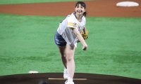 美女の可愛い笑顔にうっとり　HKT松岡菜摘さんが待望の始球式“第1投”