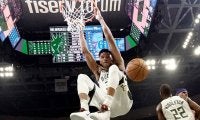 【NBA】背中に目が!?　ヤニス、真後ろへのノールックパスに米仰天「エグい」「なんだこりゃ」