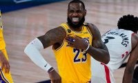 【NBA】背後からレブロンが忍び寄る　強烈“ハエ叩きブロック”に米驚愕「野獣だ」「不滅だ」