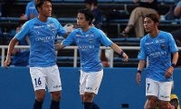 裏天王山となった神奈川ダービーは開始20分で4発の横浜FCに軍配!　湘南は後半意地見せるも…《J1》