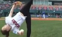 「これはどんな魔法？」韓国人美女のアクロバット投球が米で再脚光＆驚愕