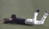 「まじでスピード違反」　ロッテ和田、ダイブ＆横取り“異次元守備”にファン驚愕