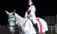 川崎競馬場名物“コスプレ誘導馬”　夏を感じるスイカと浴衣姿でお披露目