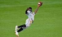 「ジーターより上手い」　MLB公式も驚愕した新星野手の“背走ダイビングキャッチ”