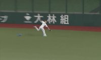 西武・金子、深々右中間の打球をスーパーキャッチ　初回の“ミス”帳消しの好プレー