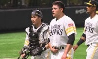 鷹の助っ人左腕ムーアが“省エネ”2勝目　好投を支える捕手への厚い信頼感