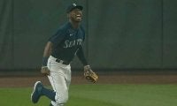 【MLB】満塁HR阻止の好プレー　新人王候補の“跳び過ぎ大ジャンプ”に米興奮「年間最高だ！」