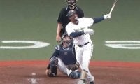 風船ガムを膨らませながら特大弾…　オリ・AJの“曲芸本塁打”にファン衝撃