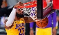 【NBA】演技？ファウル？　レブロンのド迫力ダンクに米議論「押してる」「良い判定だ」