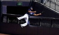 【MLB 優勝決定S】「年間最優秀キャッチ」　レイズ外野手、観客席への“超絶ダイブ捕球”に米驚愕