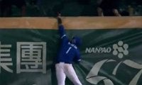 「入っ…てない!!」　台湾プロ野球の敵味方＆ファンを騙したHR強奪キャッチが凄い