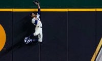 【MLB 優勝決定S】ドジャース、385億円ベッツがまた超人キャッチ　負ければ終戦の大一番で“本塁打強奪”