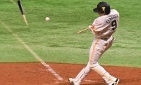 折れたバットが右翼前まで…鷹・柳田の“規格外”怪力にファン衝撃「おかしいだろ」