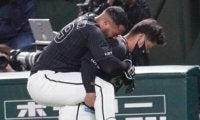 ロッテ・マーティンが負傷交代　一塁駆け抜け転倒、自ら歩けず苦悶の表情でベンチ下がる