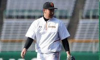 「完全にメジャー級」　巨人岡本、球場どよめいた“横っ飛び片膝スロー”の超美技
