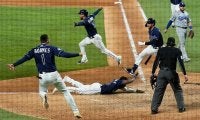 【MLB WS】ファンブル→転倒→後逸…ドタバタサヨナラ激勝レイズ　殊勲フィリップスを指揮官絶賛