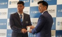 阪神矢野監督がドラ1近大・佐藤に指名挨拶　「トリプル3のさらに上、40＆40を狙って」