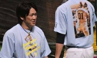 V王手のソフトバンクが天国の川村氏と共に戦う！　背番号「01」特製Tシャツで練習