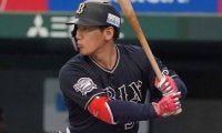 打率トップ快走のオリ吉田正が途中交代　右すね付近に自打球当て大事とり