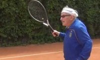 96歳おじいちゃんは現役テニス選手　大会目指す練習風景に海外驚愕「2080年のナダル」