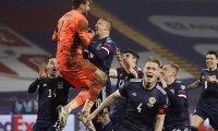 スコットランドをユーロに導いた英雄GKの振る舞い話題!　VAR確認後、勝利確信の魂の咆哮