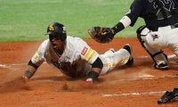 ロッテ井上まさか…　送球落球のタイムリーエラーで鷹が試合を振り出しに戻す