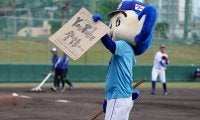 中日ドアラが男前すぎる…引退の吉見と記念撮影、動画に込めた“粋な仕掛け”とは？