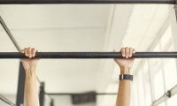 鉄棒やチンニングバーに「ぶら下がる」だけでも効果はある？メガロストレーナーが解説