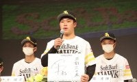 鷹ドラ1井上は「43」、ドラ2笹川は柳田の「44」を継ぐ　新入団会見で背番号発表