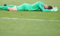 「自業自得だ」” 時間稼ぎ”に失敗したGKがボールを奪われ失点、チームは敗れプレーオフ敗退