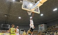 勝負所でニュービルの3ポイントが炸裂…信州の追い上げを退けた大阪が敵地で先勝