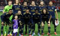 【サッカー迷珍場面】アーセナルの試合前集合写真に“12人目”? 迷子のエスコートキッズが飛び入り