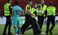 【サッカー迷珍場面】警備の薄さを利用? マジョルカvsバルセロナに10代男性が乱入「メッシと写真を」