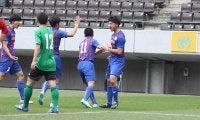 堅守披露の山梨学院が11年ぶりベスト4！ プロ内定4選手擁する昌平は猛攻も2年連続のベスト8敗退《高校サッカー》