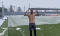 雪の中でもワイルドなラモス...“裸”でホワイト・マドリードに興奮