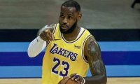 【NBA】レブロンが“3P確信ポーズ”の理由明かす　同僚と100ドルの賭け「彼の目を見たんだ」
