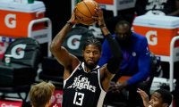 【NBA】まるで空中を「平行移動」　スター選手の豪快ダンクに米興奮「5歩進んでる」「エグい」
