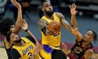 【NBA】レブロンが押し飛ばした　味方と衝突“豪快ブロック”に米驚愕「相手がかわいそうだ」