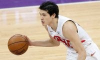 【NBA】渡邊雄太、211cm男をブロック　実況席も叫んだ献身守備に米興奮「本契約しなさい！」