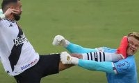 スパイク裏がGKの顔面に...ブラジルで“超危険タックル”