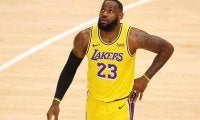 【NBA】レブロン、野次飛ばした観客女性と口論　試合中断の一場面に米驚き「これはダメだろ」