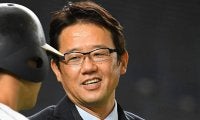 「スワローズユニがよく似合う」　臨時コーチ古田敦也氏の燕ウェアに「涙が出そう」