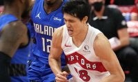 【NBA】女性審判と話し込む渡邊雄太　試合中の何気ない1枚に米ファン反響「可愛いユウタ」